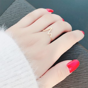 Minimal Stil Zikzaklı Altın Kaplama Bayan Gümüş Yüzük Minimal Stil Zikzaklı Altın Kaplama Bayan Gümüş Yüzük