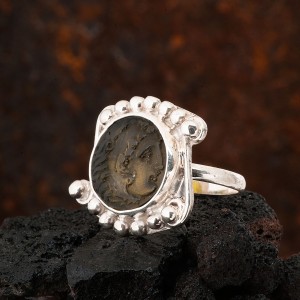 Yeşil Taşlı Medusa Cam Baskılı Kadın Gümüş Yüzük Yeşil Taşlı Medusa Cam Baskılı Kadın Gümüş Yüzük