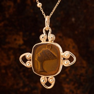 Sarı Taşlı Kleopatra Baskılı Otantik Altın Kaplama Kadın Gümüş Kolye