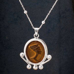 Sarı Taşlı Kleopatra Baskılı Kadın Gümüş Kolye