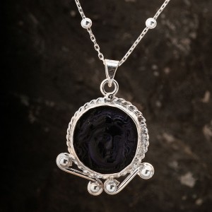 Siyah Taşlı Medusa Baskılı Kadın Gümüş Kolye