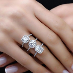 Daire Montür Swarovski Tek Taş Gümüş Yüzük Daire Montür Swarovski Tek Taş Gümüş Yüzük