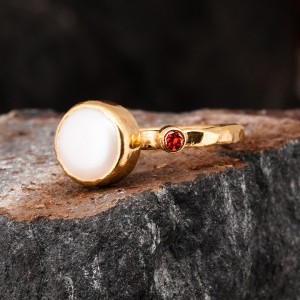 İnci ve Yakut Taşlı Yuvarlak Otantik Kadın Gümüş Yüzük Modeli İnci ve Yakut Taşlı Yuvarlak Otantik Kadın Gümüş Yüzük Modeli