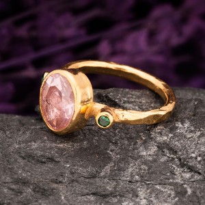 Pembe Kuvars ve Zümrüt Taşlı Altın Kaplama Oval Otantik Kadın Gümüş Yüzük Pembe Kuvars ve Zümrüt Taşlı Altın Kaplama Oval Otantik Kadın Gümüş Yüzük